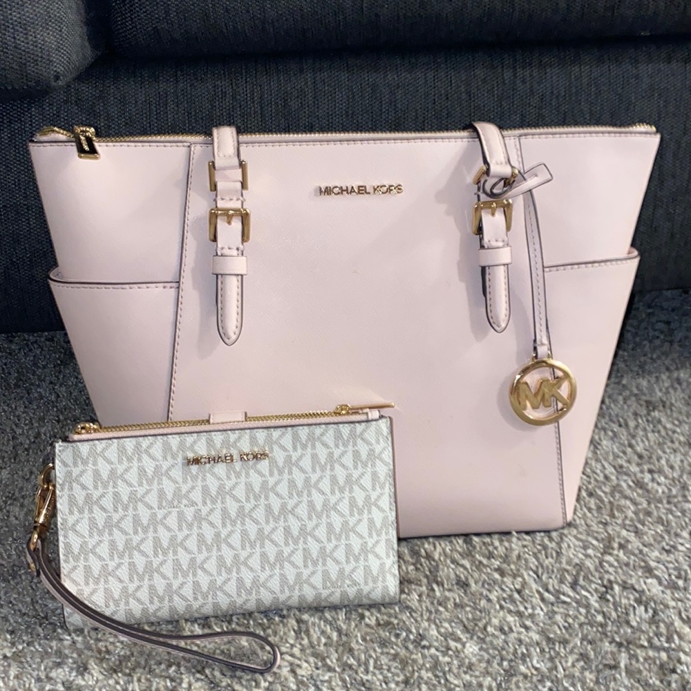 Matching purse with wallet. had for 2 months. Just tryna pay for college haha!